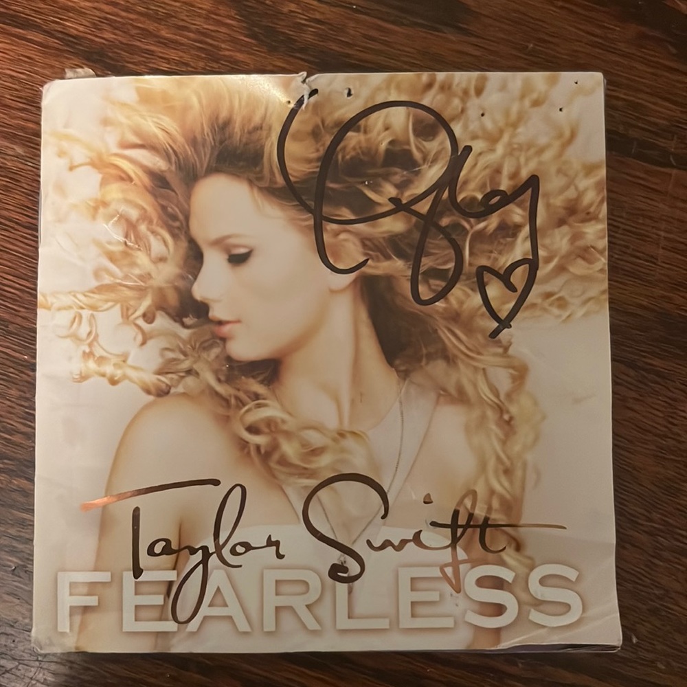 RARE SIGNED TAYLOR SWIFT FEARLESS SONG BOOK